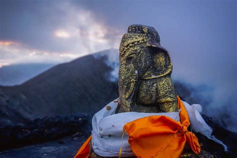 Hilangnya Arca Ganesha Di Bibir Kawah Gunung Bromo