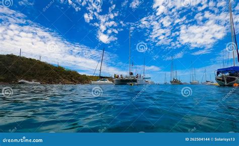 Le Persone Che Snorkeling Sott Acqua E Che Pescano In Barca Al Mare Dei