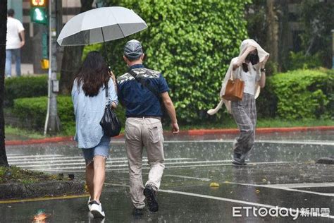 大片雲雨帶北上襲台！明起「雨彈連轟3天」 8月颱風可能更活躍 Ettoday新聞雲 Line Today