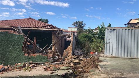 Caminh O Descontrolado Desce Rua E Atinge Duas Casas Em Contagem O Tempo