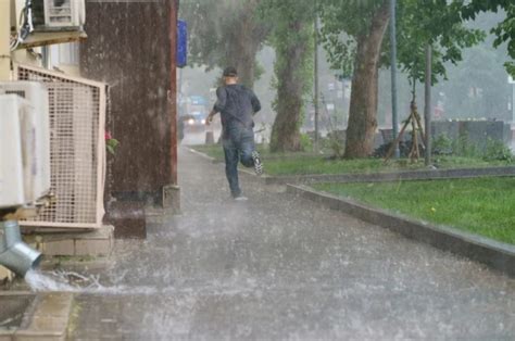 Alertă meteo cod galben de furtuni în 27 de judeţe și în Capitală