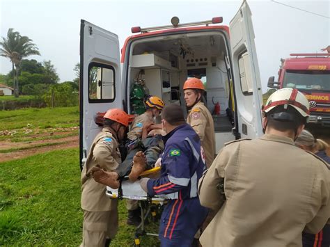 Mulher Cai Em Barranco Namorado Tenta Ajudar E Os Dois S O Socorridos