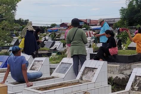 Foto Cerita Tukang Kebersihan Makam TPU Tunggul Hitam Padang Sehari