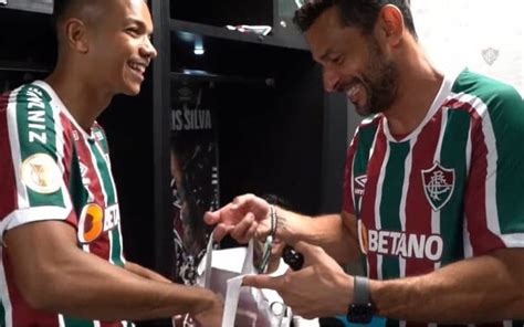 Fred Recolhe Camisas Do Elenco Do Fluminense Ap S Vit Ria No Brasileiro