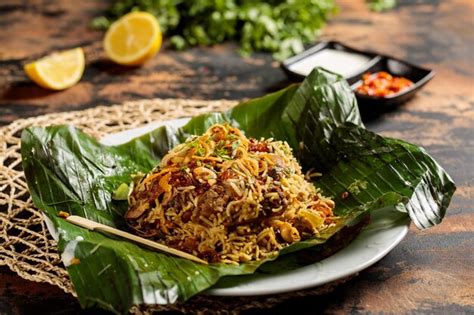 Enveloppe Biryani Au Poulet Dans Une Feuille De Bananier Servie Dans Un