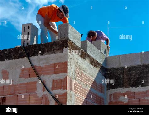 Trabajador de albañilería hacer muro de hormigón por bloques de cemento