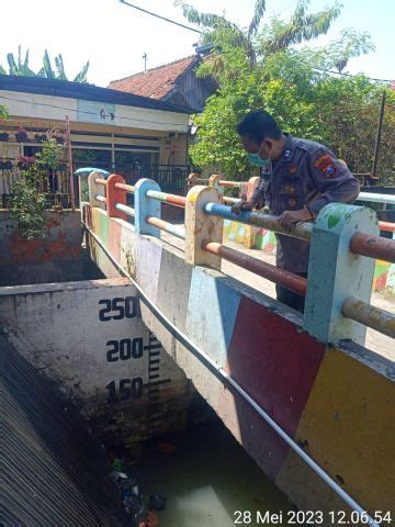 Polsek Krembangan Cek Ketinggian Debit Air Di Setiap Pintu Air Waspada