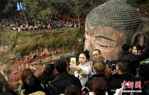 Massive Crowds Take Over Scenic Spots Across China During Spring Festival 5 Cn