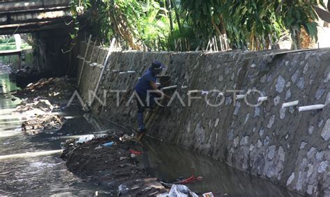 Perbaikan Turap Kali Cegah Banjir Antara Foto