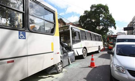 Acidente entre três ônibus e um carro causa engarrafamento na Tijuca