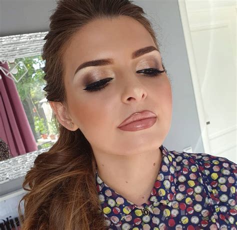 Soft Nude Makeup Is The Minimalist Trend Of The Season