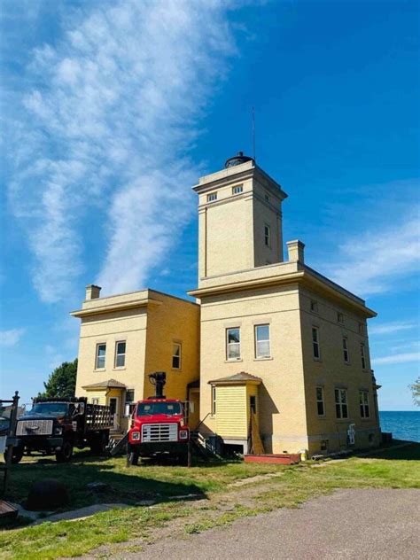 21 BEAUTIFUL Michigan Lighthouses To Visit One Day