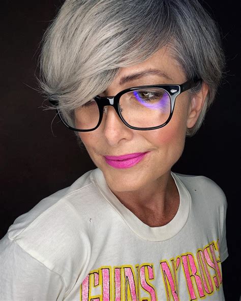 10 Excellent Ideas For Growing Out Gray Hair