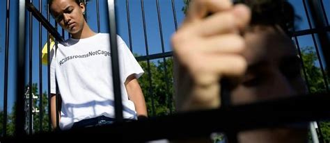 Enfants Dans Des Cages Manifestation à Genève Contre La Politique