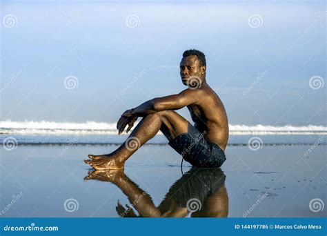 Homem Afro Americano Preto Atrativo E Relaxado Novo Corpo Apto E A