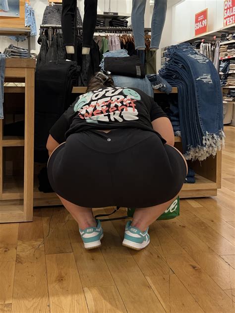 Bbw Latina Squatting And Shopping Oc Spandex Leggings Yoga Pants