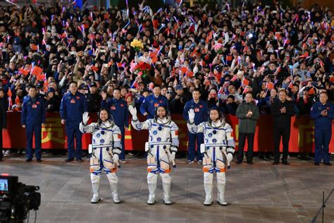 Titulares De Xinhua Astronautas De Shenzhou Comienzan Viaje Hacia