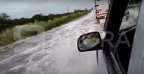 Impactante Video De C Mo Circulan Por Una Ruta Inundada En Entre R Os