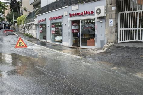 Roma Voragine Si Apre In Via Pecchio Auto Nella Buca E Fiume D Acqua