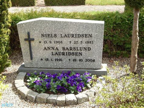 Arkivdk Niels Lauridsen Anna Barslund Lauridsen Gravsten På Beder