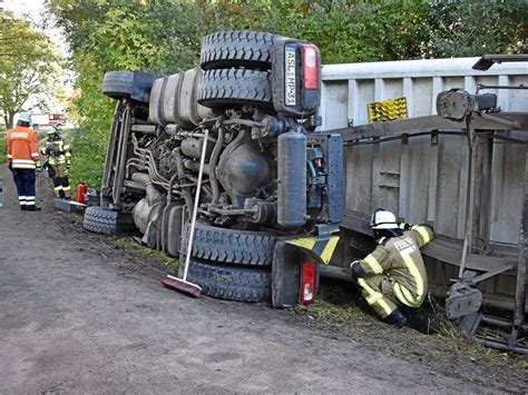 Lkw Kippt Um Schwerer Unfall Im Kreis Gifhorn