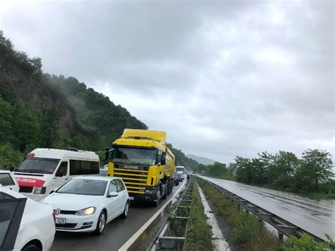 Karadeniz Sahil Yolu Nda Iddetli Ya Ve Heyelan Ula M Durdurdu