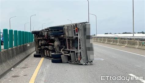 快訊／大貨車台61線自撞護欄翻覆 女駕駛恍神釀禍自行脫困 Ettoday社會新聞 Ettoday新聞雲