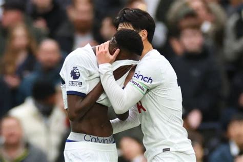 Tottenham Buteur Pape Matar Sarr Sort Sur Blessure La Grosse