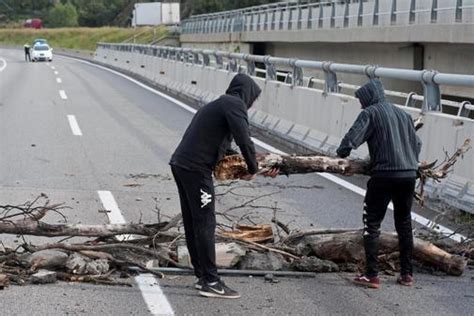 Fuerzas Policiales Blindan La Jonquera Ante Un Posible Corte De La