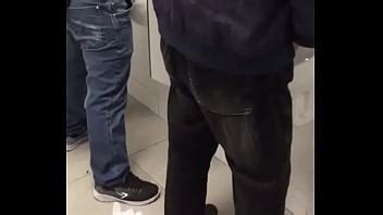 Punheta no banheiro BANHEIRÃO XVIDEOS