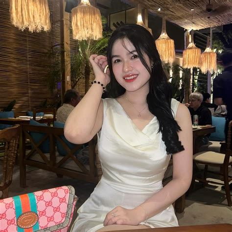 Trật kèo với kỹ sư lương tháng triệu hot girl k đăng ảnh quà Valentine khiến dân tình