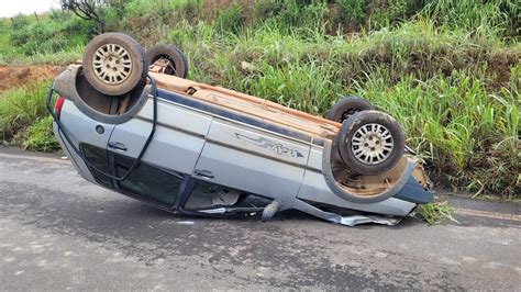 Motorista atropela vaca e capota carro na LMG 891 em Córrego Danta