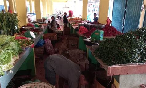 Pedagang Sayur Pasar Puan Maimun Karimun Mulai Tempati Kios Baru