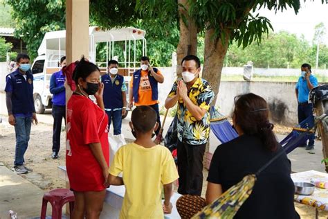 ธนะสทธ รวมรดนำดำหวผสงอายสบสานประเพณสงกรานต เมองดอกบว