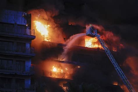 Estas Son Las Imágenes Del Incendio Que Devora Un Edificio En Valencia