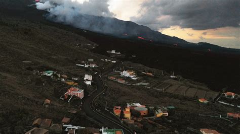 Los Afectados Por El Volcán De La Palma Tratan De Rehacer Su Vida