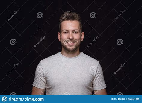 Retrato Ascendente Cercano Del Hombre Joven Aislado En Fondo Negro Del