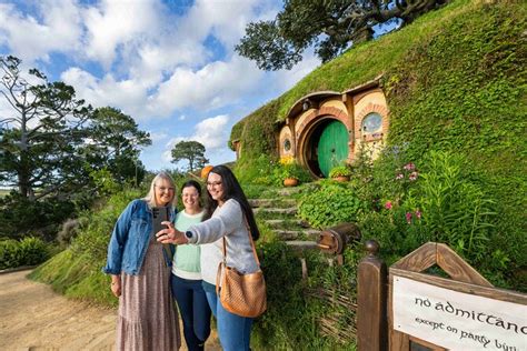 Hobbiton und Waitomo Caves Kleine Tour ab Auckland zur Verfügung