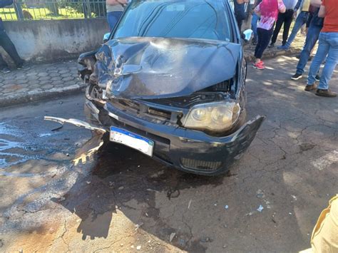 Em alta velocidade carro invade contramão e bate em quatro veículos no