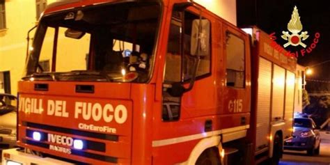 DUE AUTO BRUCIATE A LATINA I MEZZI A FUOCO IN ZONE CALDE DELLA CITTÀ