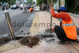 Pekerja Merenovasi Besi Pembatas Jalur Pedestrian Datatempo