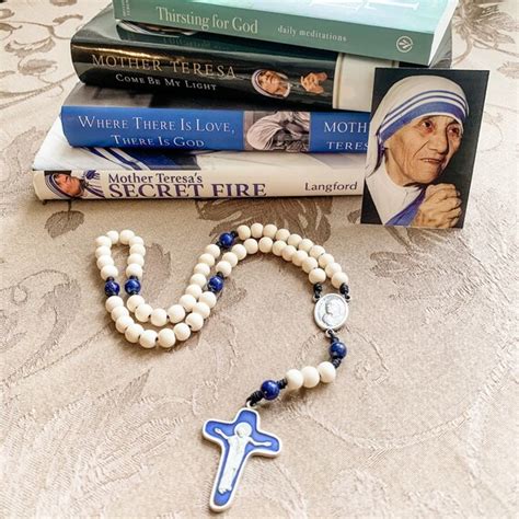 Mother Teresa Praying Rosary