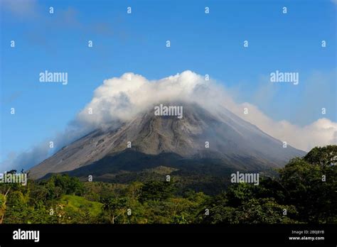 COSTA RICA VIEW OF ARENAL VOLCANO Stock Photo Alamy