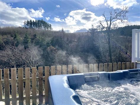 2 Bed Caravan With Hot Tub Sleeps 4 Corriefodly Holiday Park