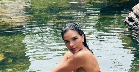 Mariana Rios exibe barriguinha sarada em foto de biquíni