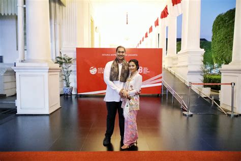 Menpora Dito Bersama Istri Hadiri Acara Istana Berkabaya