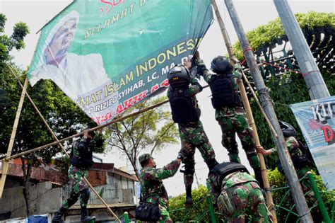 Tni Turunkan Baliho Hrs Di Petamburan