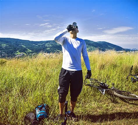 Fotos gratis hombre agua naturaleza bosque césped para caminar