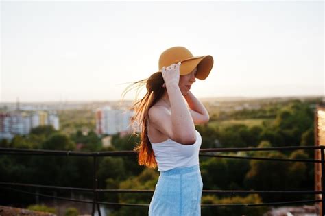 Retrato De Una Mujer Joven Y Bonita Con Camiseta Blanca Y Falda Azul