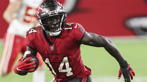 Buccaneers place franchise tag on WR Chris Godwin